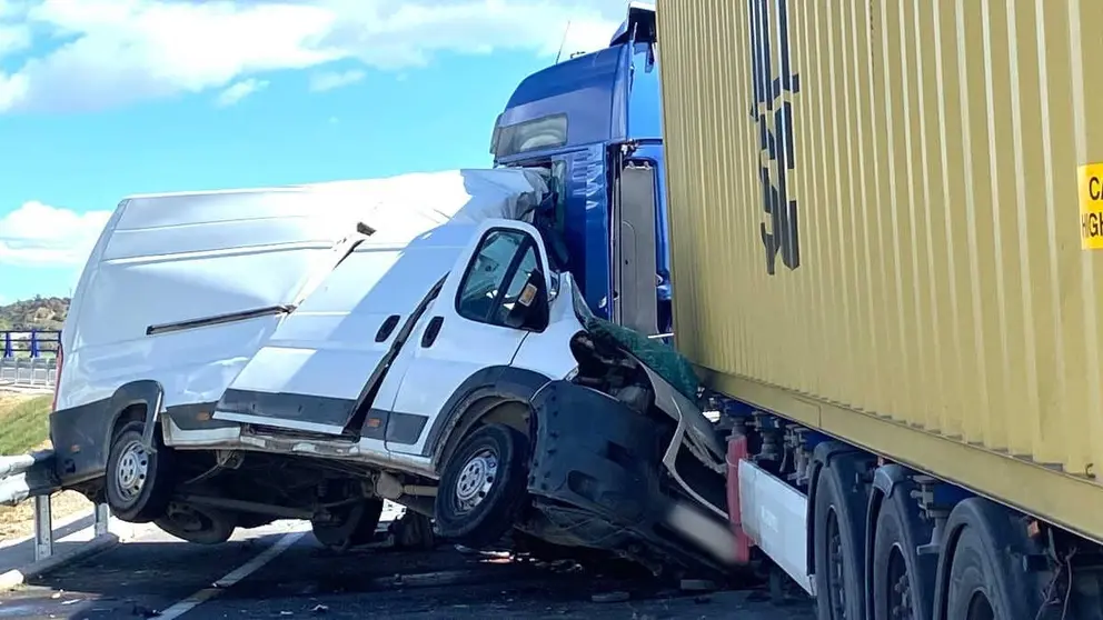Fallece una persona tras el choque de un cami&oacute;n y 2 furgonetas de reparto en Ja&eacute;n