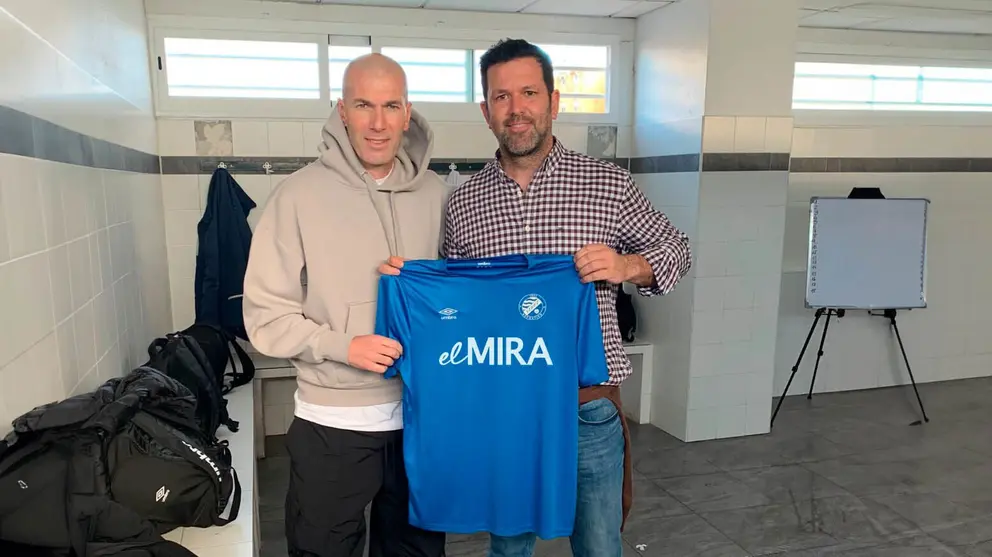 Zinedine Zidane posa con la camiseta del Xerez Deportivo FC junto a Jes&uacute;s Viloita, presidente del club