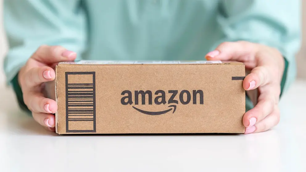 Mujer a punto de abrir un paquete de Amazon