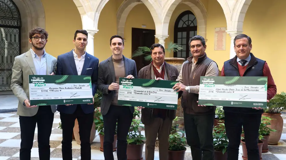 Entrega de los cheques-premio a los ganadores del concurso de reciclaje de Ecovidrio durante las Zambombas | Cristo Garc&iacute;a