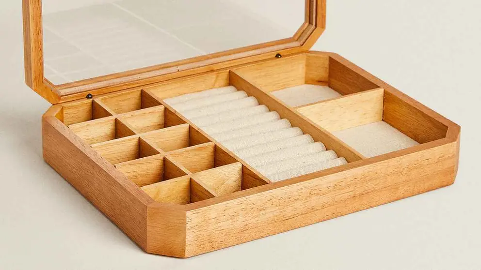 Joyero de madera personalizable de Zara Home
