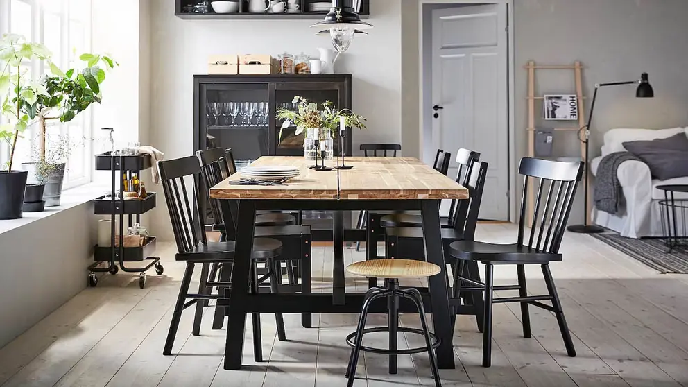 Mesa de comedor SKOGSTA de IKEA