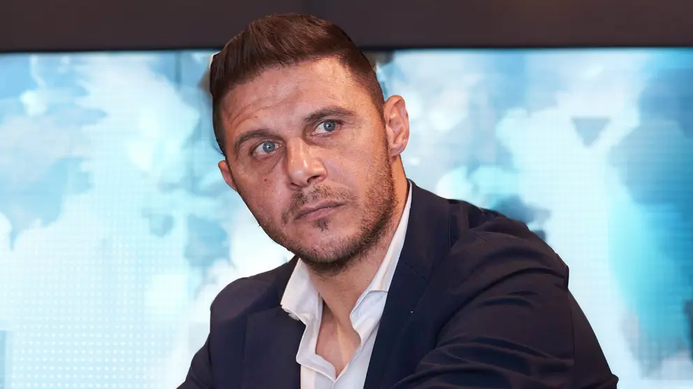 Joaqu&iacute;n da las primeras pistas de su nuevo programa en televisi&oacute;n junto a Susana Saborido | Salva L&oacute;pez con fondo realizado por IA