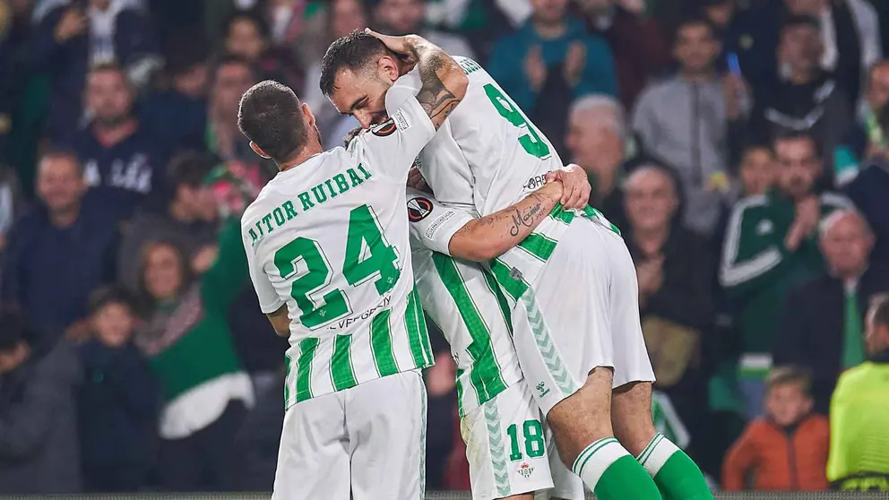 Borja Iglesias celebra uno de sus &uacute;ltimos goles con el Real Betis abrazado a Andr&eacute;s Guardado | Salvador L&oacute;pez Medina para El MIRA