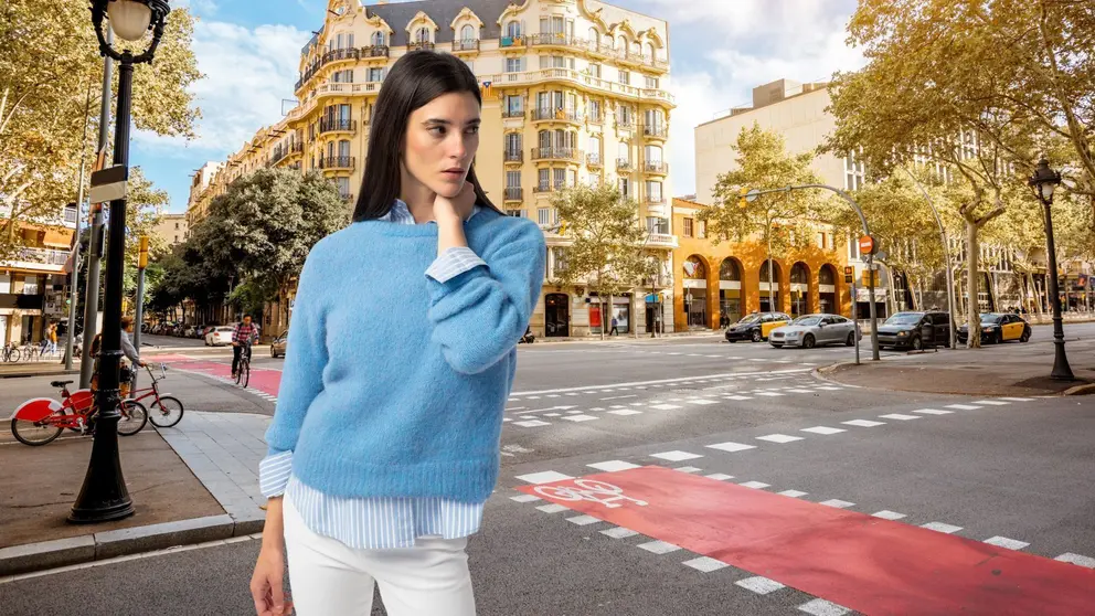 Jersey liso de manga larga de Mujer TEX en Carrefour con fondo de calles en Barcelona