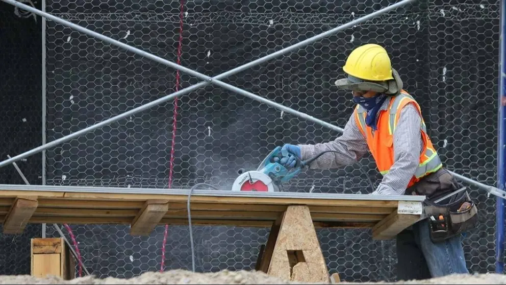 Un joven se precipita desde una quinta planta cuando trabajaba en una obra en Granada