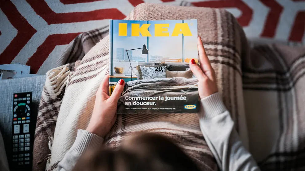 Mujer leyendo el nuevo cat&aacute;logo de IKEA