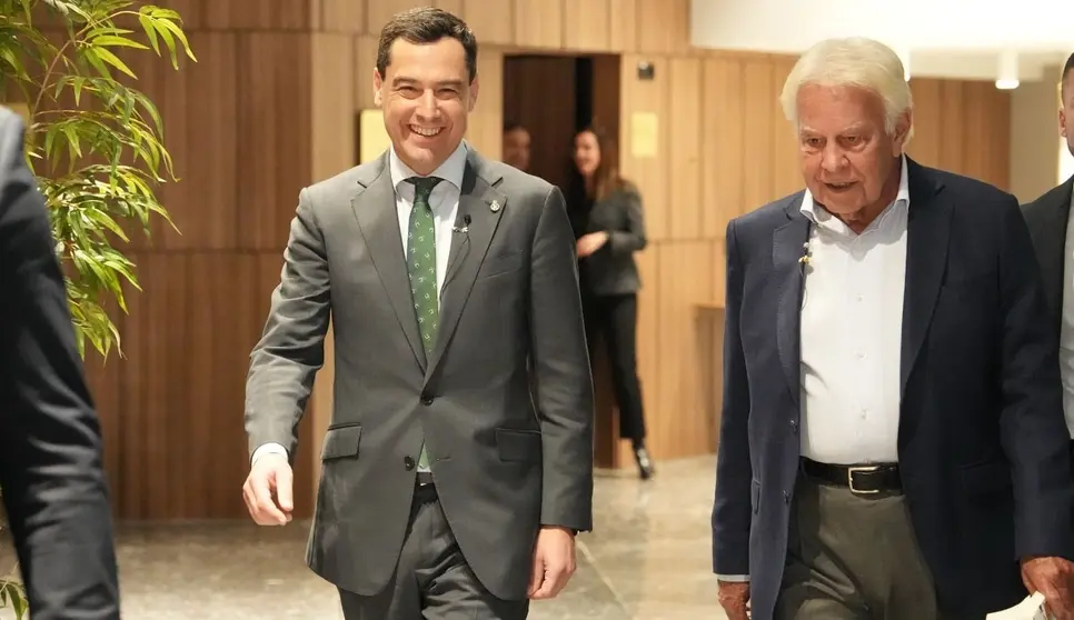 Juanma Moreno: "Felipe Gonz&aacute;lez es un ejemplo de experiencia, sosiego y esp&iacute;ritu constructivo"