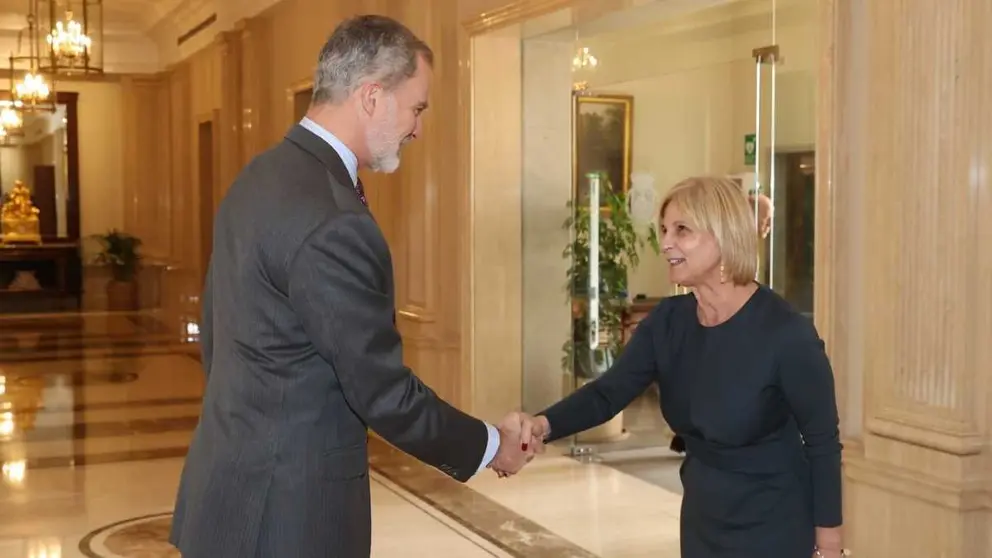 Mar&iacute;a Jos&eacute; Garc&iacute;a-Pelayo saluda al Rey Felipe VI | Casa Real