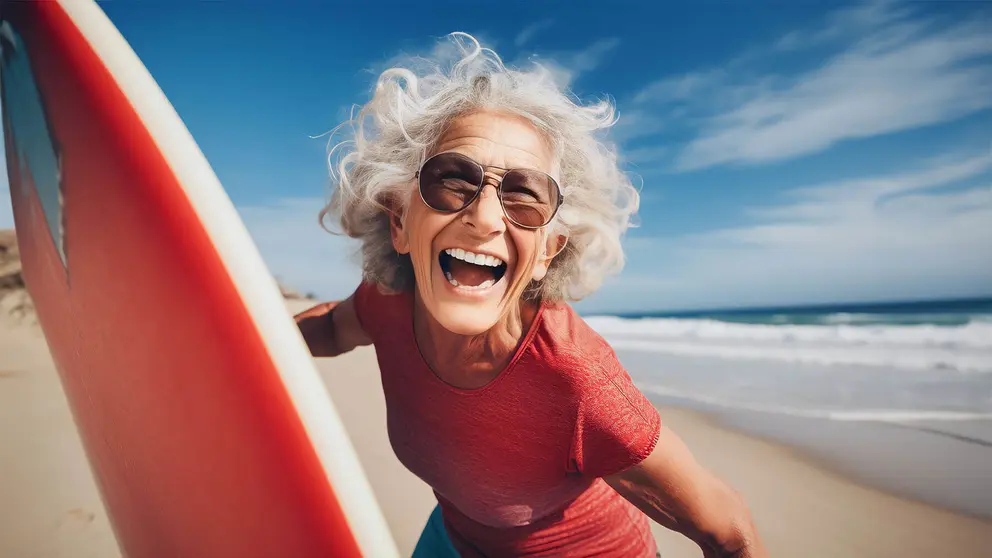 Mujer adulta en jornada de aprendizaje de Surf en la playa