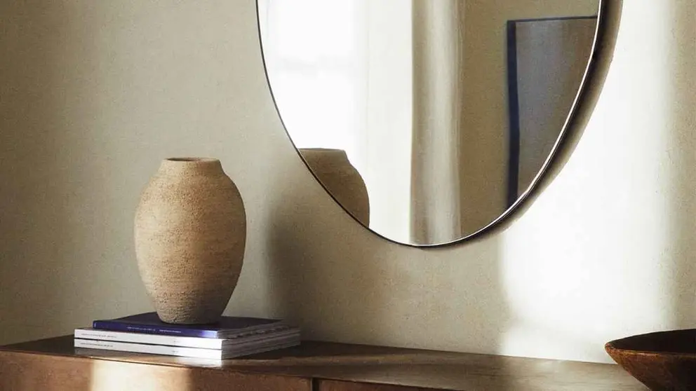 Espejo de pared con bordes irregulares de Zara Home