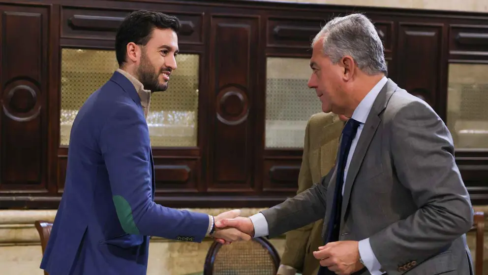 Jos&eacute; Luis Sanz en su encuentro en el Ayuntamiento con AJE Sevilla