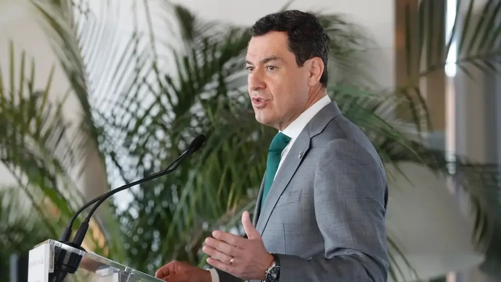 Juanma Moreno 'rega&ntilde;a' a Pedro S&aacute;nchez. Salga a defender el campo espa&ntilde;ol y sus tomates