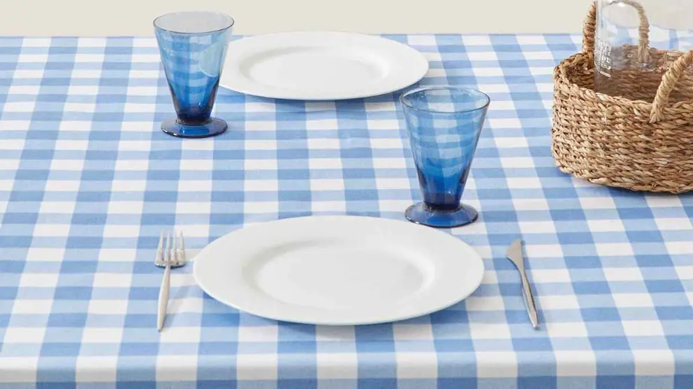 Mantel resinado de cuadros de Zara Home