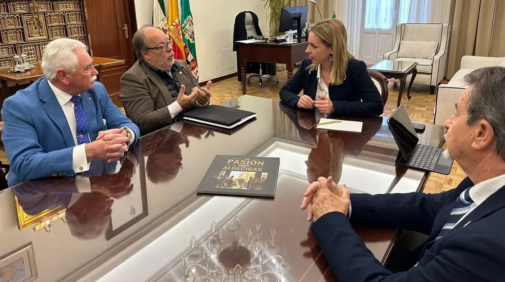 Almudena Martinez en su despacho con el consejo de hermanades de Algeciras