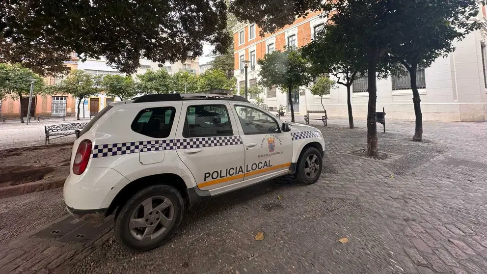 Coche de la Polic&iacute;a Local frente a la Biblioteca Municipal de Jerez