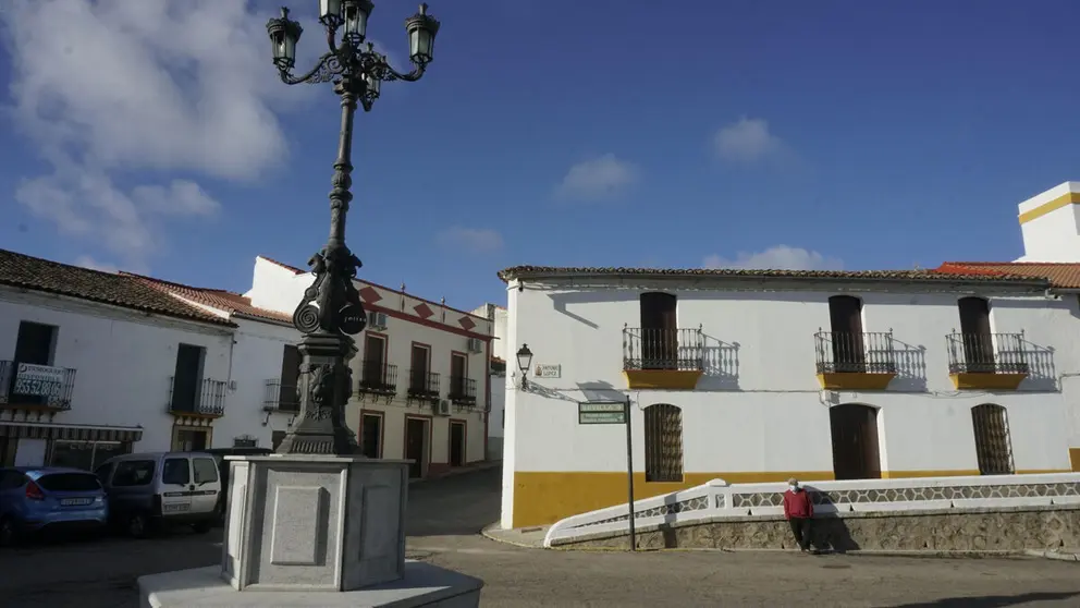 Cae un balc&oacute;n de una casa rural en El Castillo de las Guardas, Sevilla