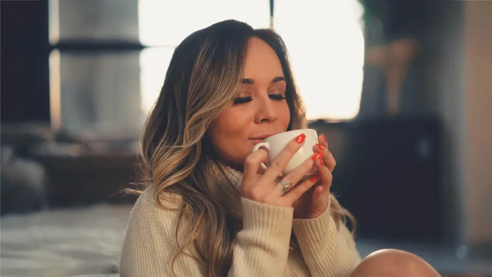 Mujer tomando caf&eacute;