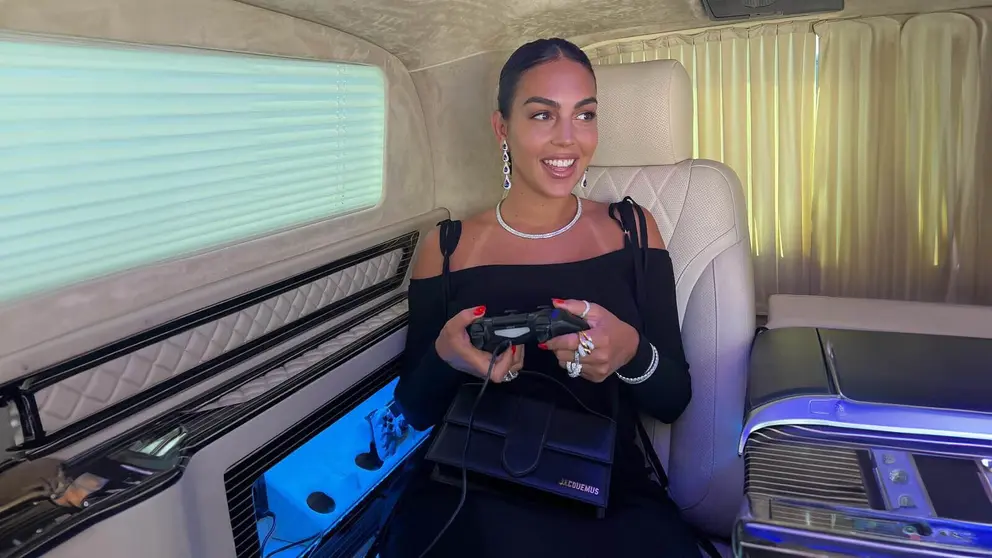 Georgina Rodr&iacute;guez viste con un bolso JACQUEMUS