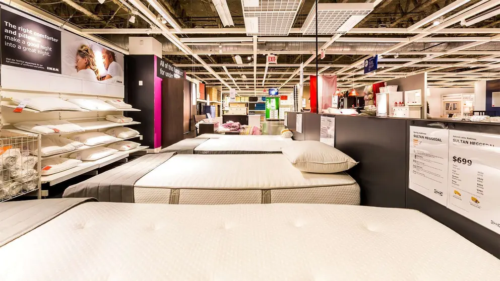 Secci&oacute;n de camas y colchones en una tienda IKEA