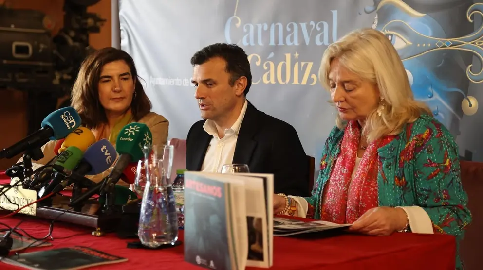 'Pelotazo' en el Gran Teatro Falla. Artesanos, la otra mirada del Carnaval ve la luz | Foto: Cristo Garc&iacute;a para ElMIRA