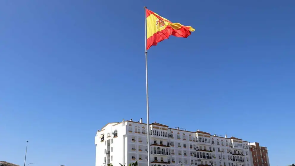 Bandera de Espa&ntilde;a en la avenida Adolfo Su&aacute;rez