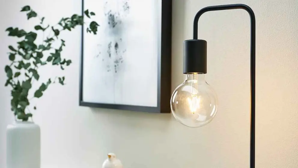 L&aacute;mpara de mesa TV&Auml;RHAND de Ikea