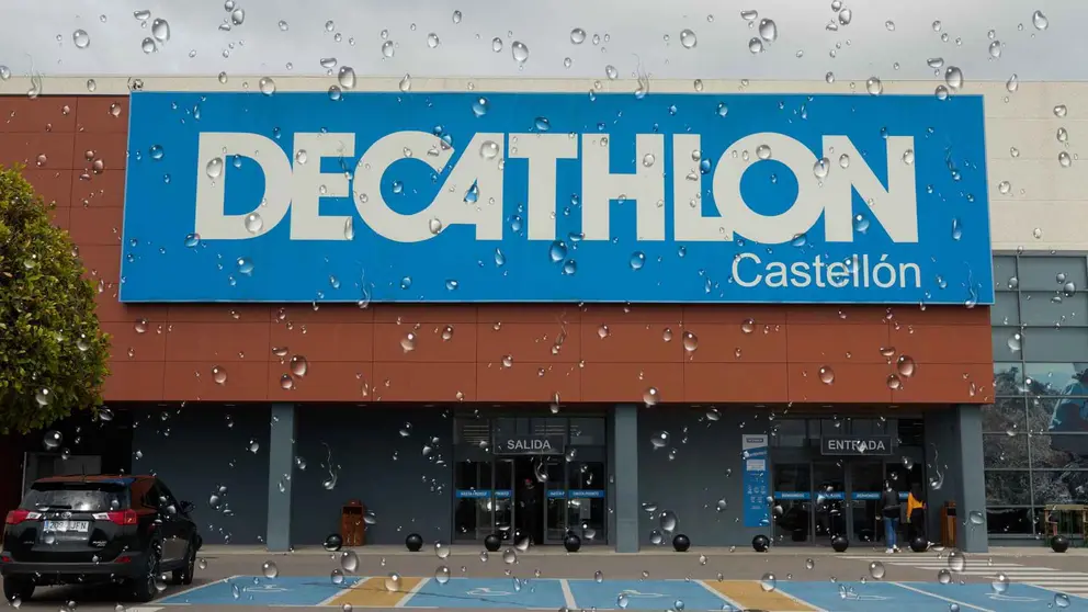 Tienda Decathlon de Castell&oacute;n en d&iacute;a de lluvia