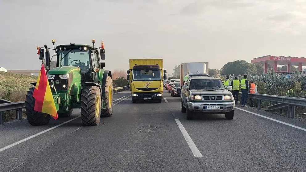 Cortes de tr&aacute;fico a la altura del Aeropuerto en Jerez | Cristo Garc&iacute;a