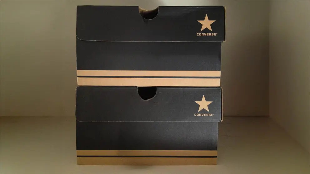 Caja de zapatillas Converse