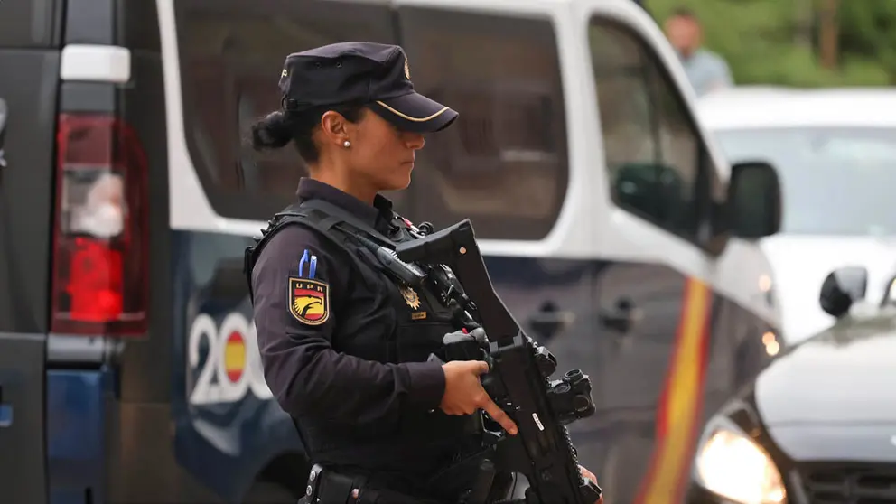Mujer polic&iacute;a nacional de la Unidad de prevenci&oacute;n y reacci&oacute;n