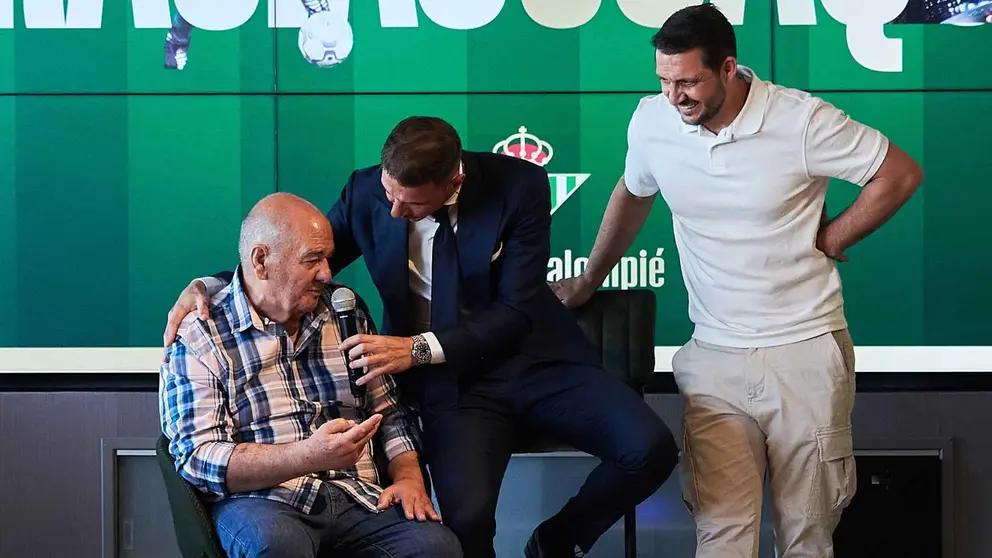 Joaqu&iacute;n, su hermano y su padre en el acto de despedida del Real Betis | Salvador L&oacute;pez Medina para El MIRA