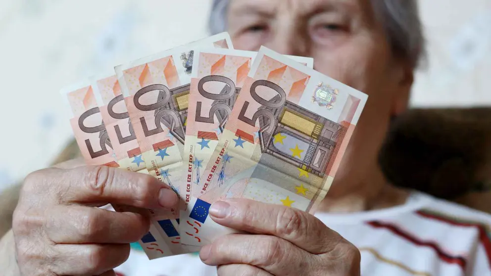 Pensionista cuenta el dinero de la pensi&oacute;n de la Seguridad Social