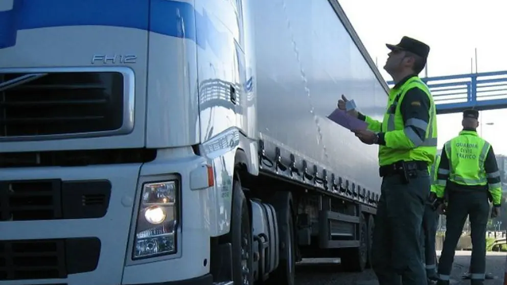 Circula borracho conduciendo un cami&oacute;n en sentido contrario por una carretera de Almer&iacute;a