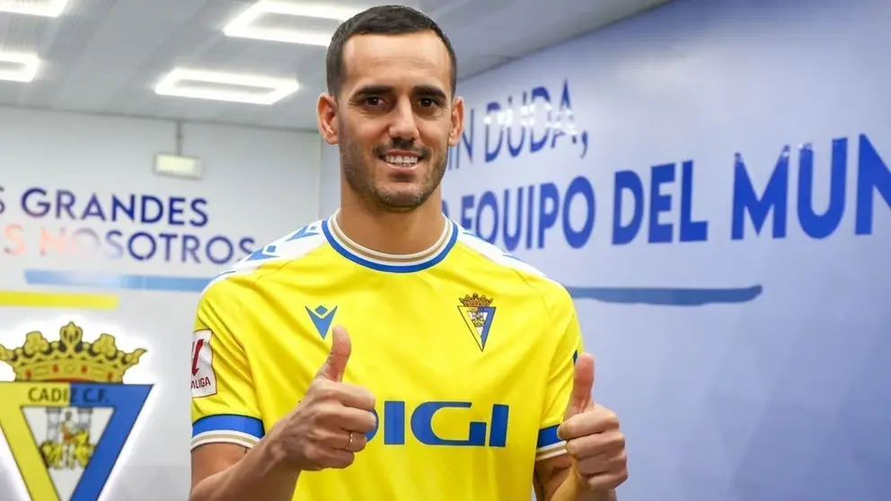 Juanmi Jim&eacute;nez posa con los colores del C&aacute;diz CF