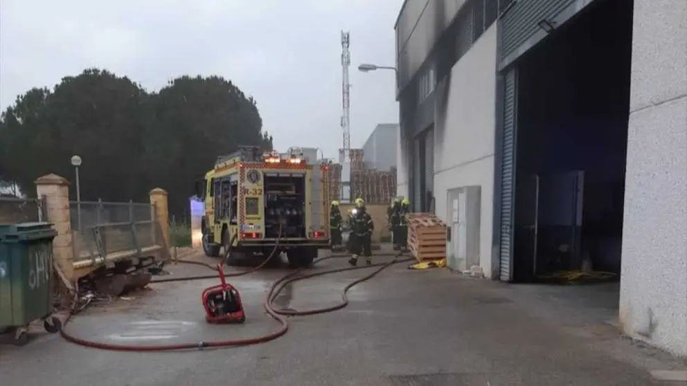 Bomberos actuando en una nave de la Ciudad del Transporte | CBPC