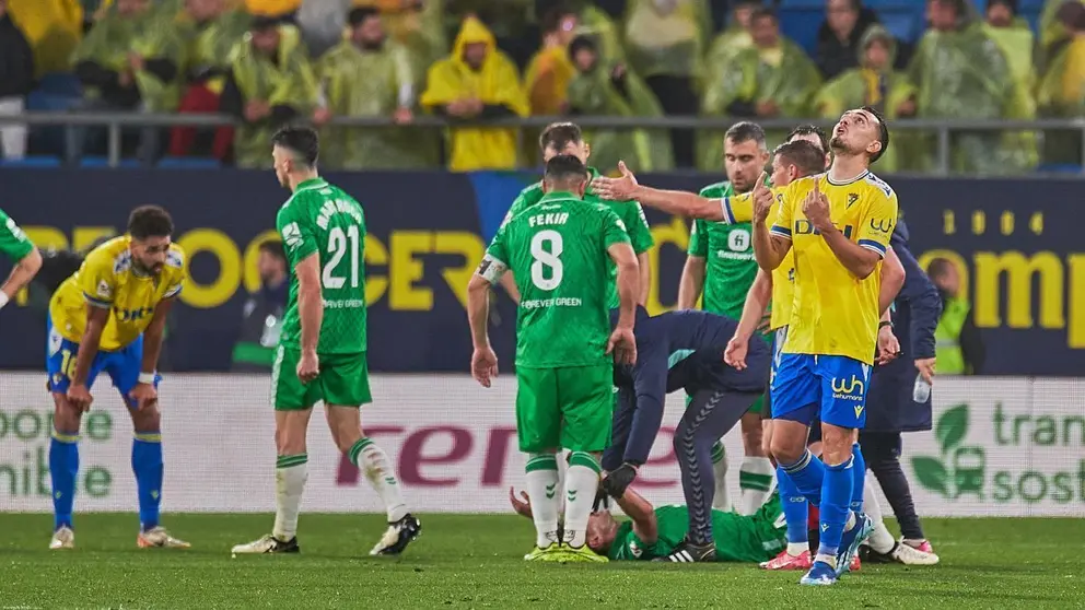 Gonzalo Escalante se lamenta en el C&aacute;diz CF - Real Betis | Salvador L&oacute;pez Medina para El MIRA
