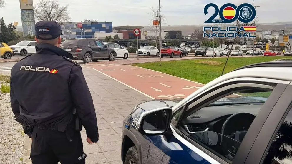 Un agente de la Polic&iacute;a Nacional frente a &Aacute;rea Sur, en Jerez