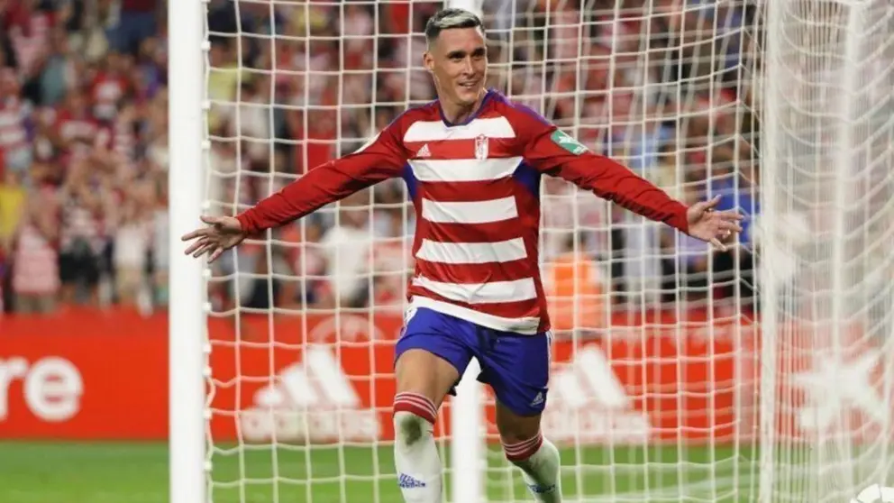 Jos&eacute; Callej&oacute;n celebra un gol con el Granada CF