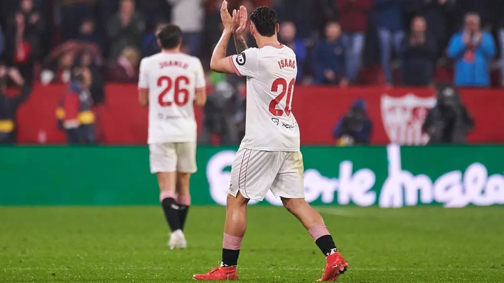 Isaac Romero fue ovacionado al ser sustituido en el Sevilla FC - Atl&eacute;tico de Madrid | Salvador L&oacute;pez Medina para El MIRA