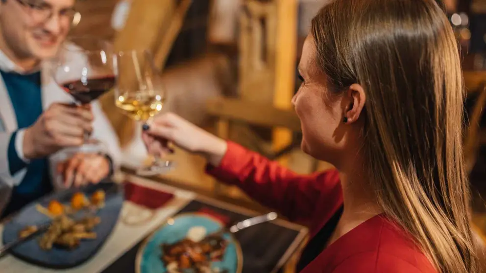 Una pareja cenando por San Valent&iacute;n