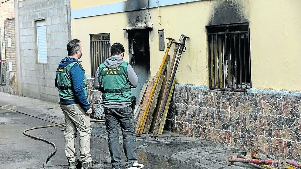 Agentes de la Guardia Civil salvan a 2 personas de morir quemadas tras un incendio en Ja&eacute;n (1)