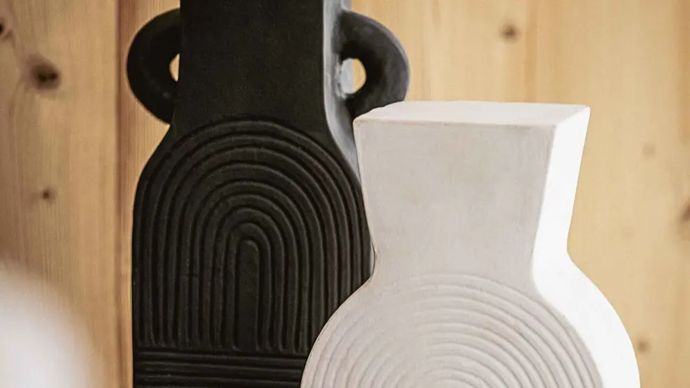 Decoraci&oacute;n abstracta de terracota de Maisons du Monde