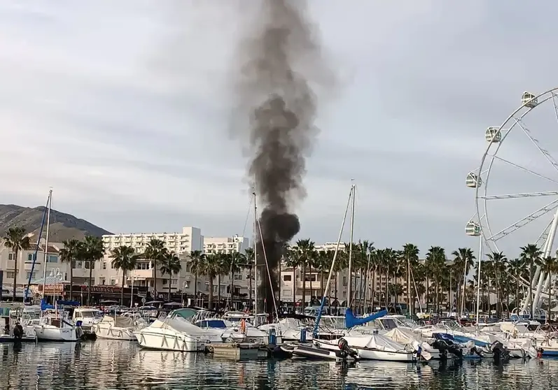 Explosi&oacute;n en un barco ocupado en el puerto de Benalm&aacute;dena. Estas son las consecuencias