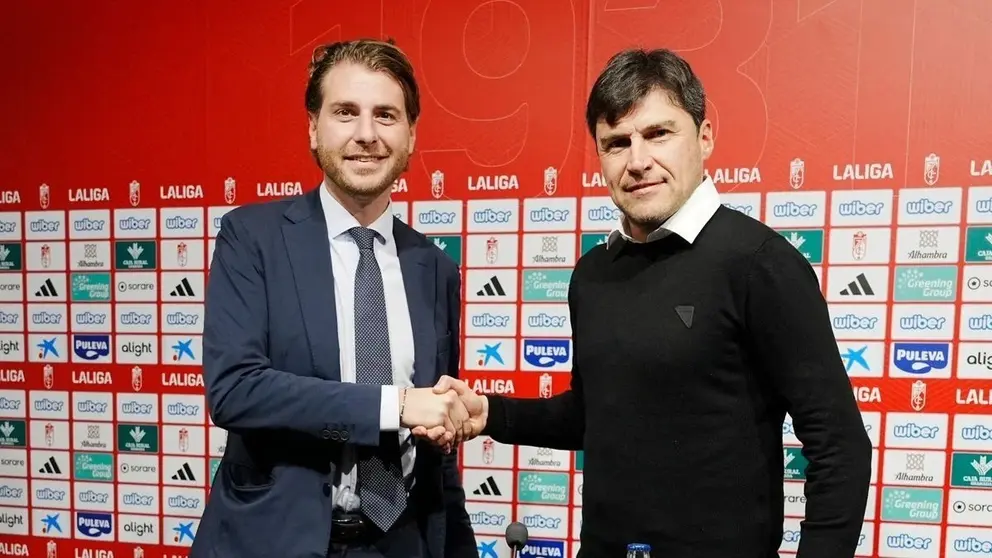 Alexander Medina y Matteo Tognozzi en la presentaci&oacute;n del entrenador del Granada CF
