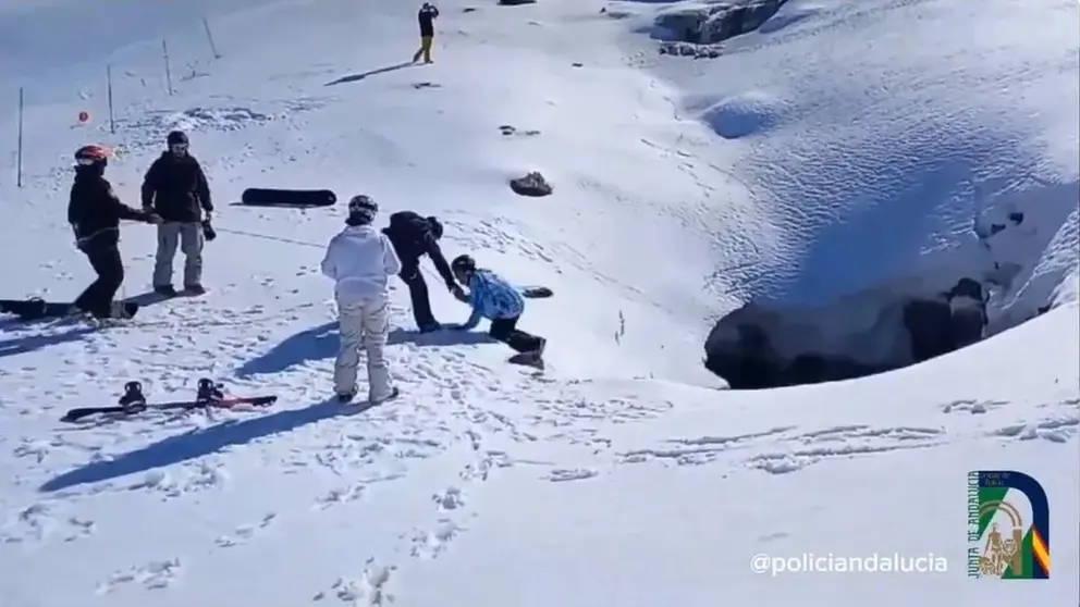 Cae a una poza de agua helada tras salirse de la pista en Sierra Nevada