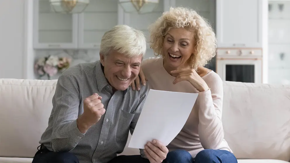 Pareja de jubilados alegres tras recibir aumento de su pensi&oacute;n