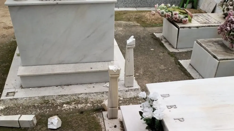 As&iacute; destrozan mobiliario y l&aacute;pidas de un cementerio de Granada para robar acero inoxidable
