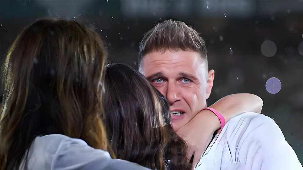 Joaqu&iacute;n es abrazado por su hija Daniela y su mujer Susana Saborido | Salvador L&oacute;pez Medina para El MIRA