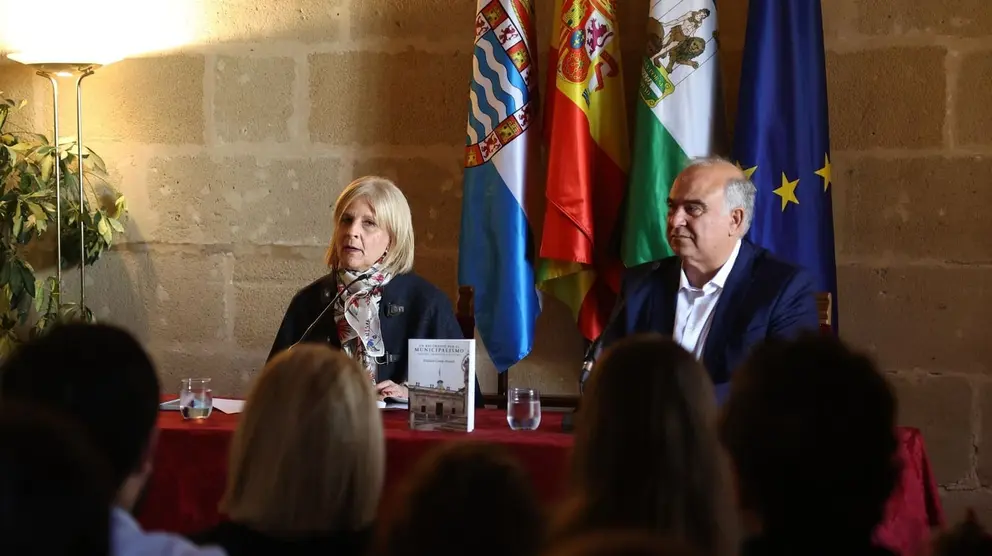 Antonio Conde, junto a la alcaldesa de Jerez Mar&iacute;a Jos&eacute; Garc&iacute;a Pelayo | Foto: Cristo Garc&iacute;a para ElMIRA